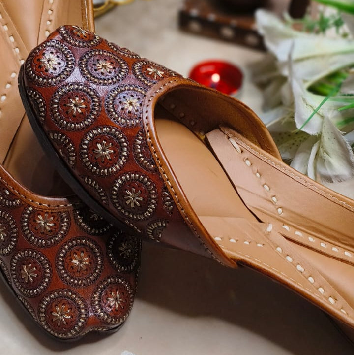 Punjabi Jutti Heavy Aari Work flower in circle2508